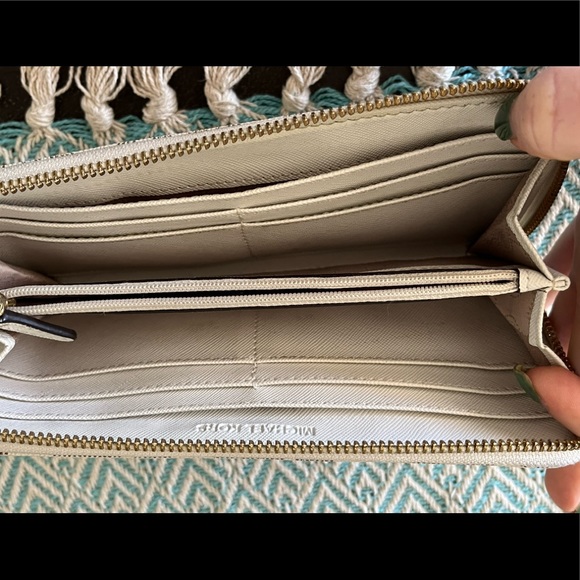 Michael Kors Signature Tote & Wallet Set(White) w/Gold Hardware - Picture 10 of 11